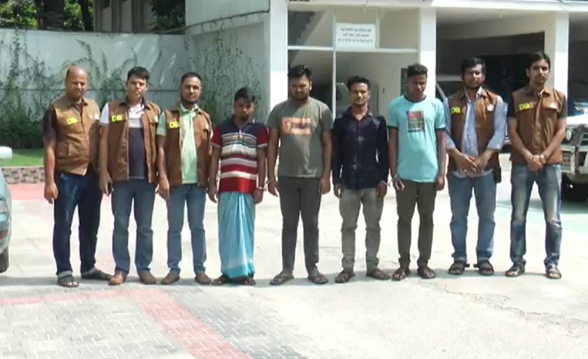 এটিএম কার্ড ছিনিয়ে বুথ থেকে টাকা উত্তোলন চক্রের ৪ সদস্য গ্রেফতার