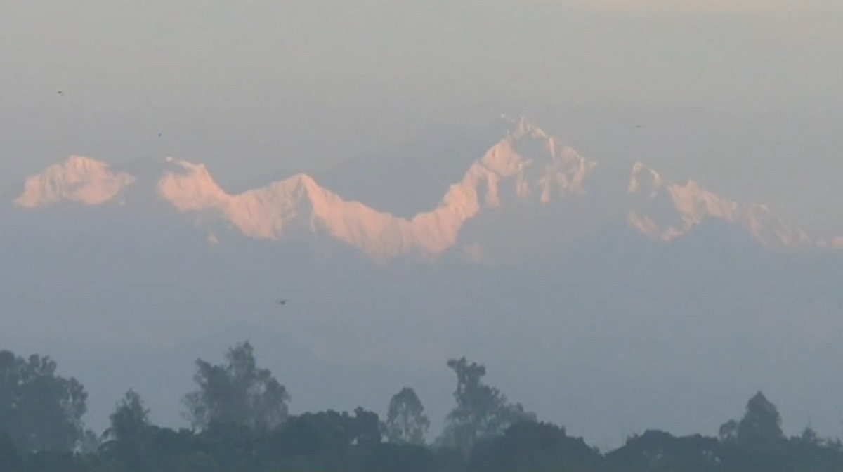 দেখা মিলছে কাঞ্চনজঙ্ঘার, পঞ্চগড়ে ছুটছেন পর্যটকরা