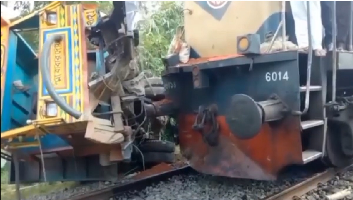 পাংশায় ট্রেন-ট্রাকের সংঘর্ষে আহত ৩, একঘণ্টা পর রেল যোগাযোগ স্বাভাবিক