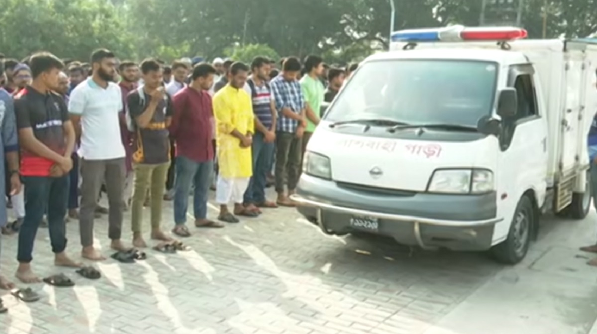 হলের ছাদ থেকে পড়ে রাবি শিক্ষার্থীর মৃত্যু: ক্যাম্পাসে জানাজা সম্পন্ন