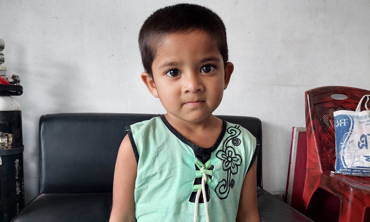 সামিয়ার ছোট্ট হৃদয়ে ছিদ্র, বাঁচতে চায় ভ্যানচালক বাবার রাজকন্যা