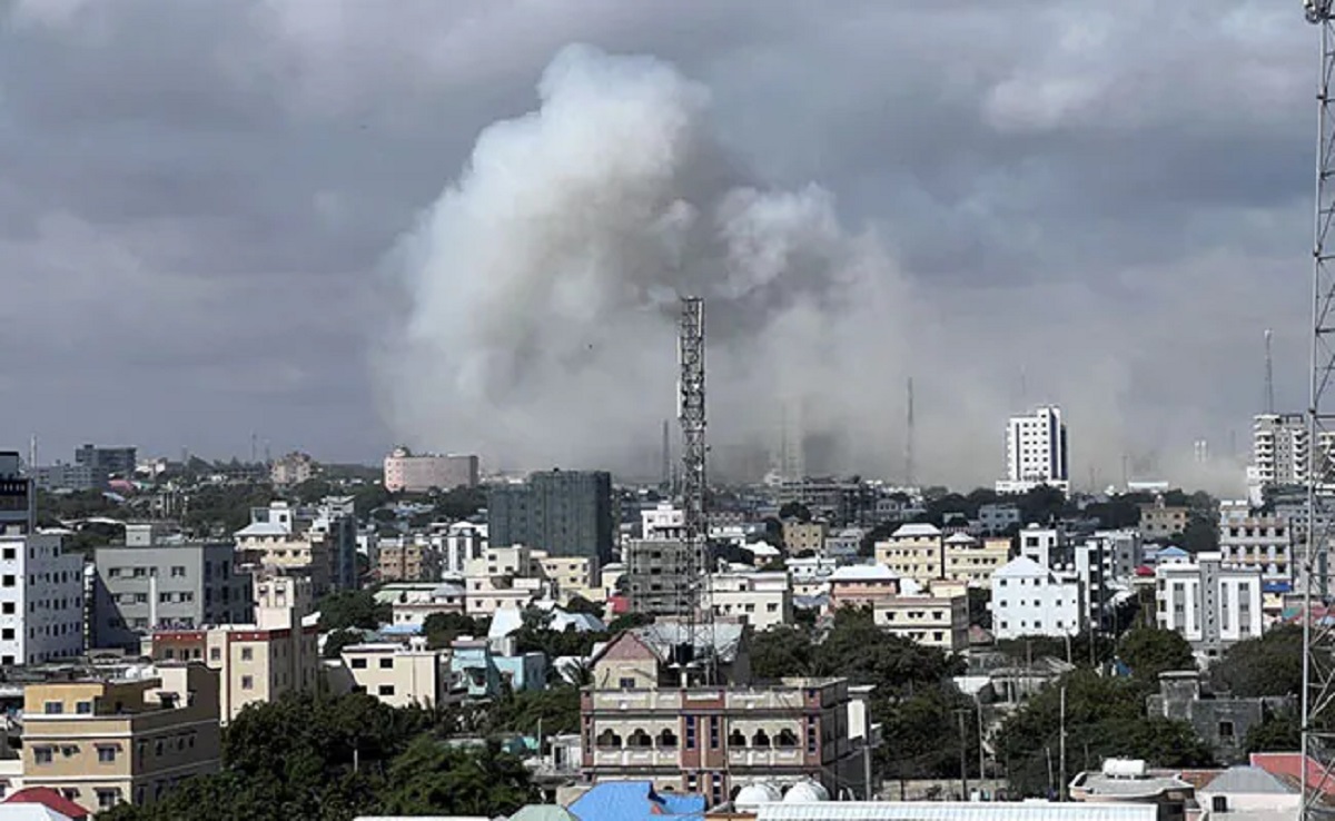 সোমালিয়ায় শিক্ষা মন্ত্রণালয়ের সামনে জোড়া গাড়ি বোমা বিস্ফোরণ, নিহত শতাধিক