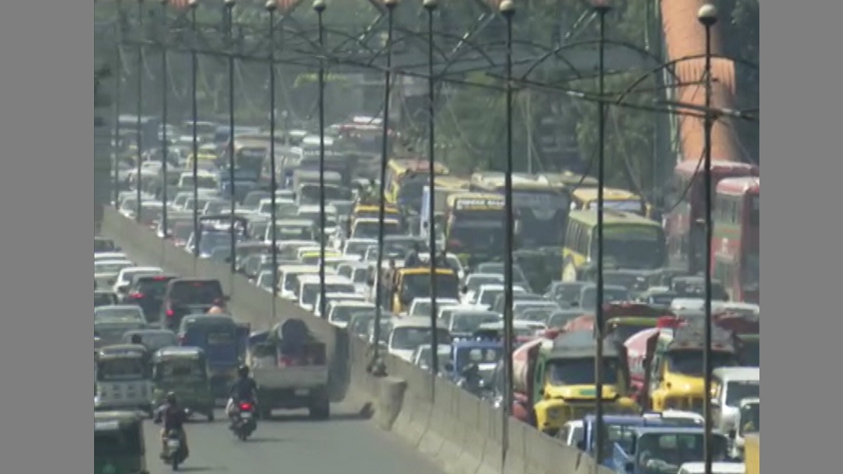 রাজধানীর বিমানবন্দর সড়কে তীব্র যানজট, যাত্রী ভোগান্তি চরমে