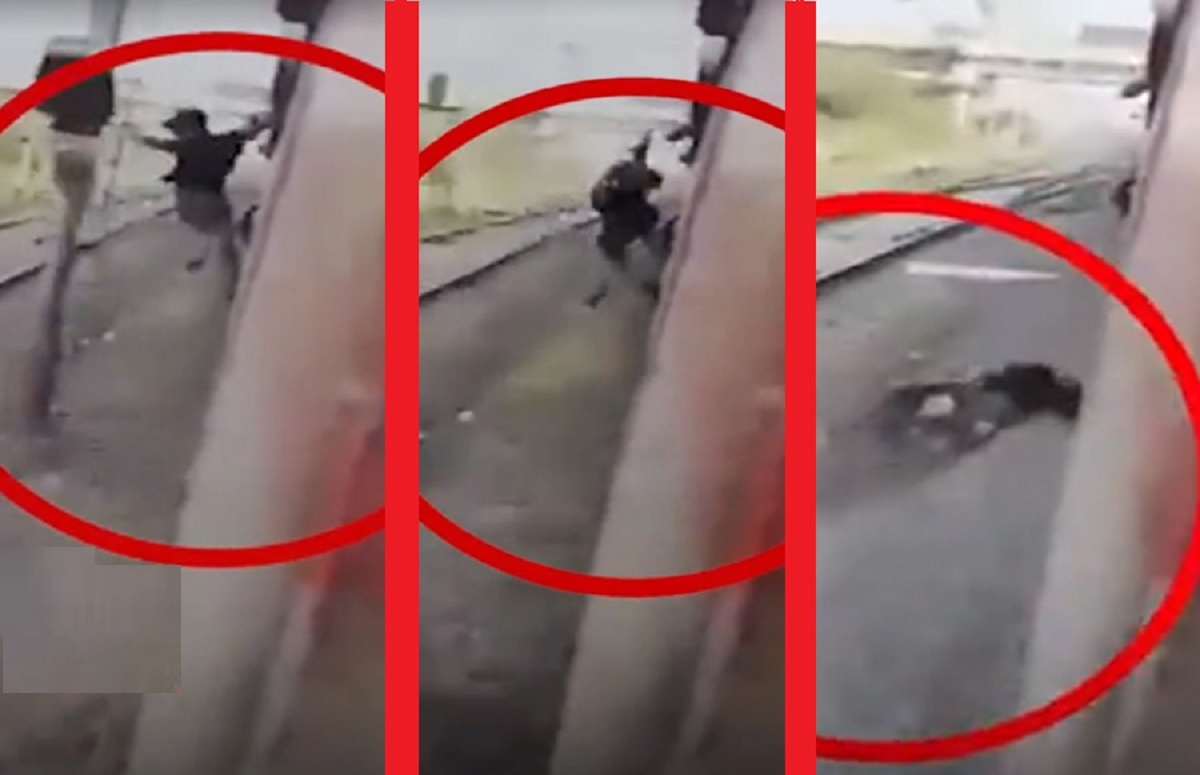 ট্রেনের দরজায় ঝুলতে গিয়ে বৈদ্যুতিক খুঁটিতে ধাক্কা, ছিটকে যুবকের মৃত্যু (ভিডিও)