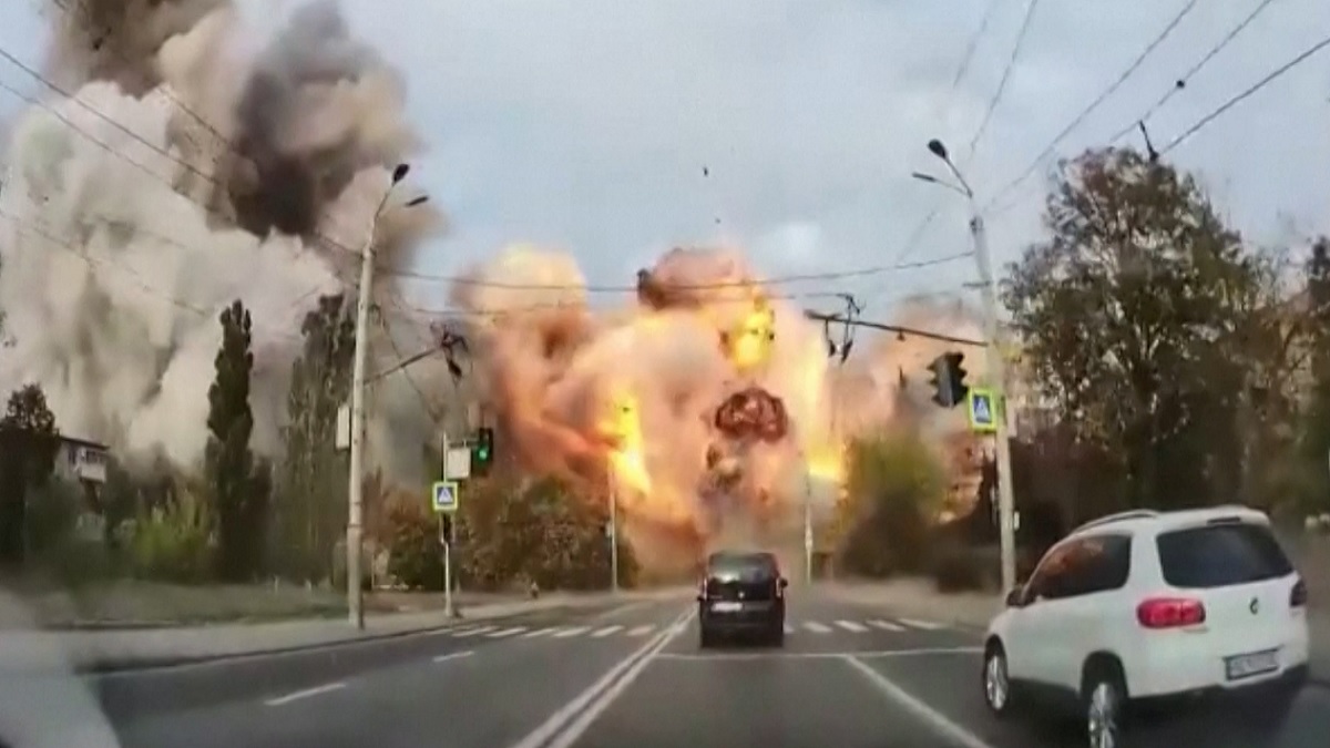 রুশ ক্ষেপণাস্ত্র হামলায় প্রকম্পিত ইউক্রেনের দক্ষিণ-পূর্বাঞ্চল