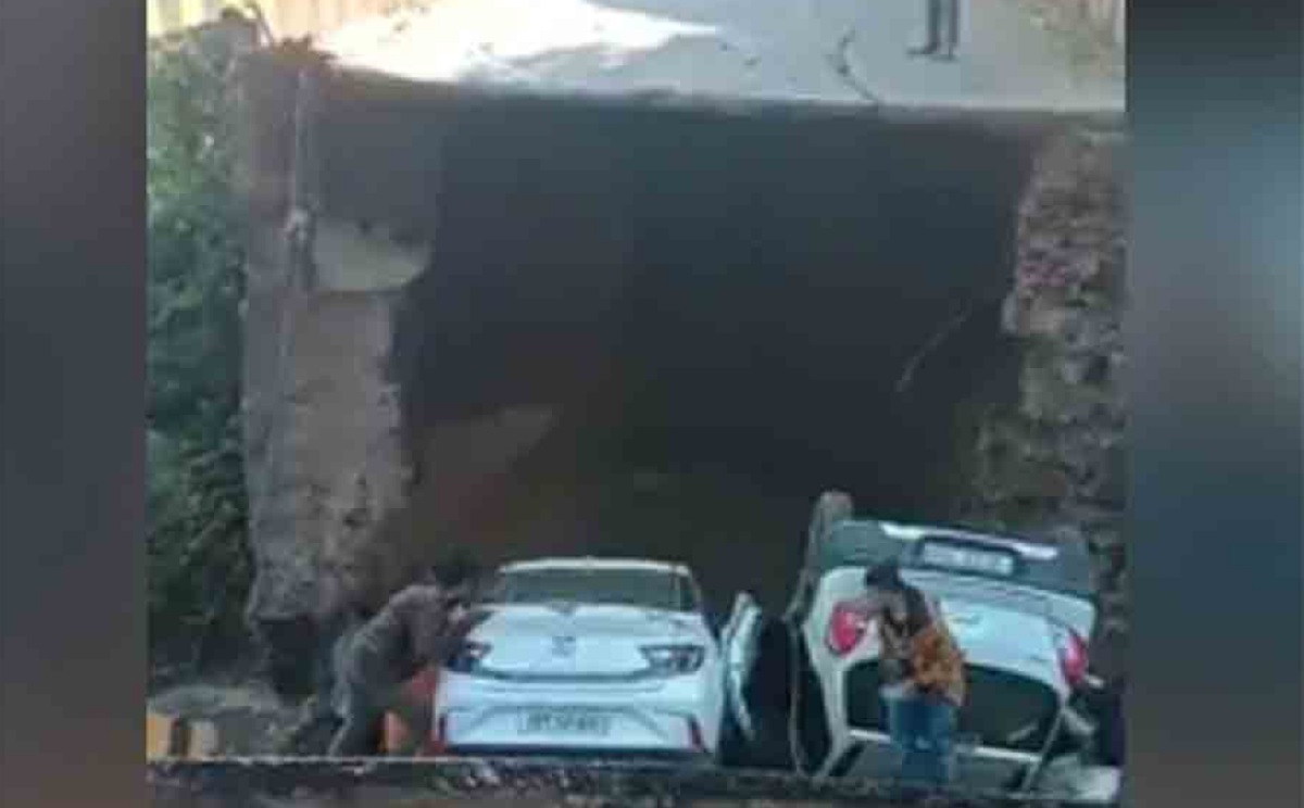 গুজরাটের পর এবার উড়িষ্যায় গাড়িসহ ভেঙে পড়লো শতবর্ষী সেতু