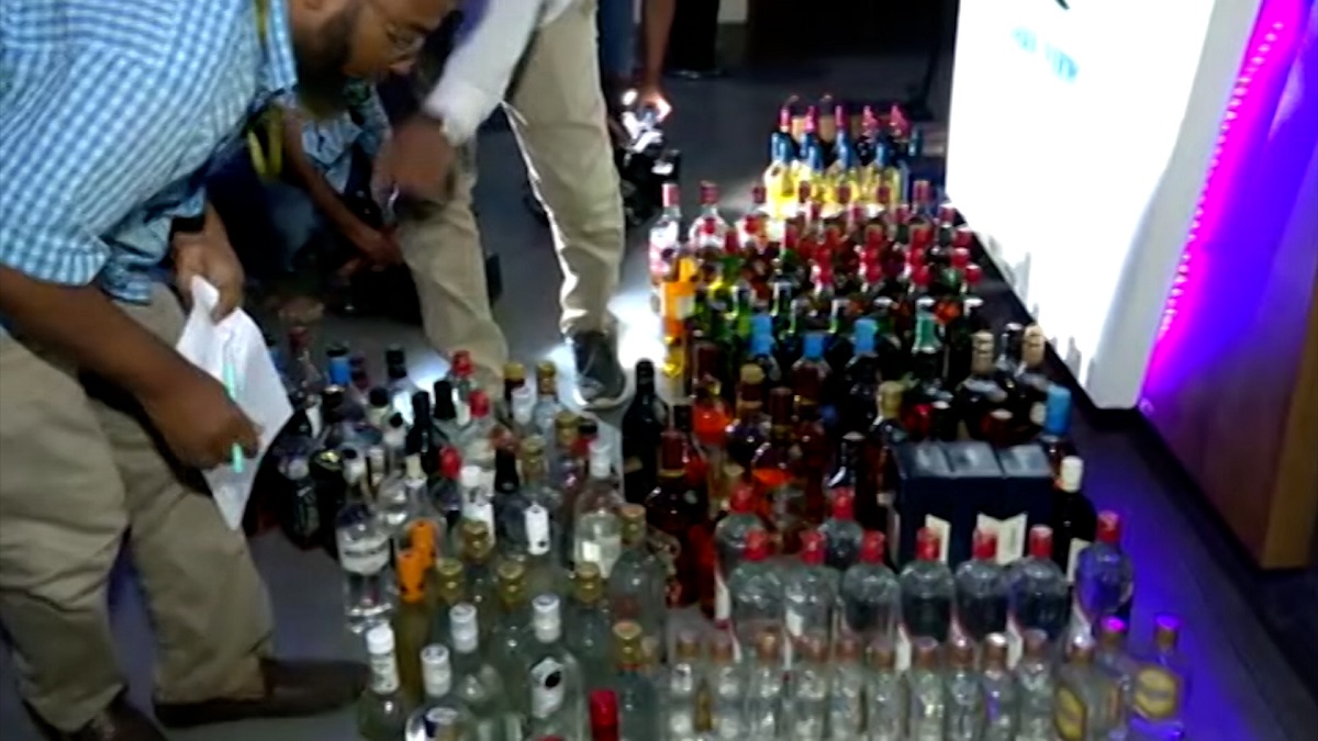 উত্তরায় বারে অভিযান, ৬ হাজার বোতল বিদেশি মদ-বিয়ার জব্দ