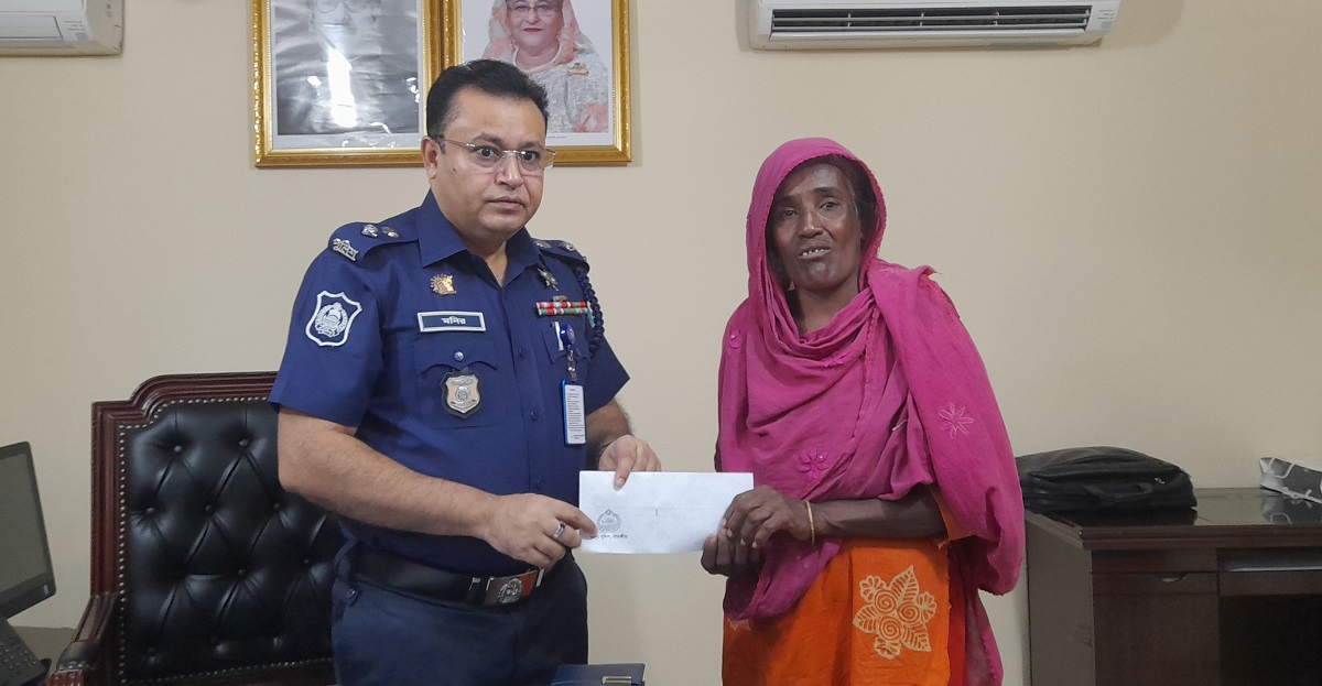 ভিক্ষার টাকা হারিয়ে আহাজারি করা সেই সুফিয়ার পাশে পুলিশ সুপার