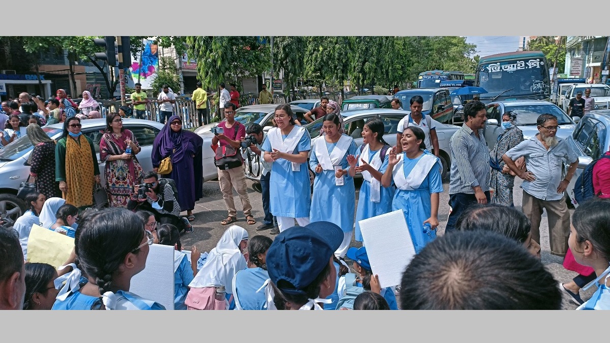 ভিকারুননিসার ধানমণ্ডি শাখা বন্ধ ঘোষণা; সড়ক অবরোধ করে শিক্ষার্থীদের বিক্ষোভ