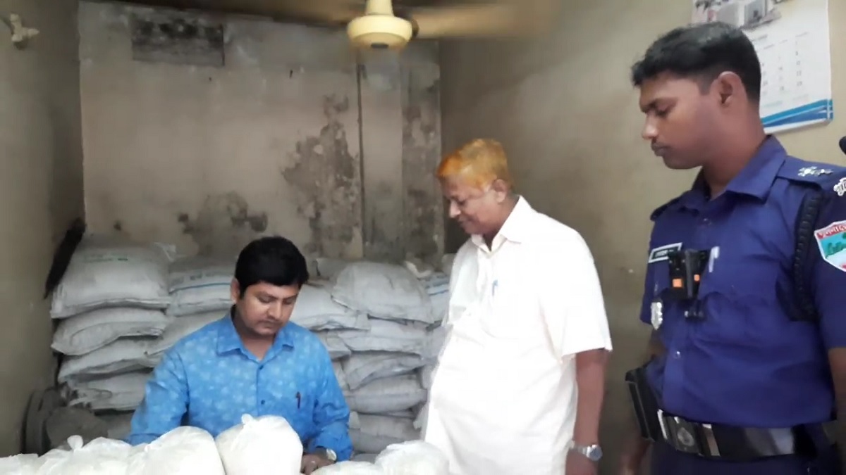 দর্শনায় চিনি বেশি দামে বিক্রি করায় জরিমানা