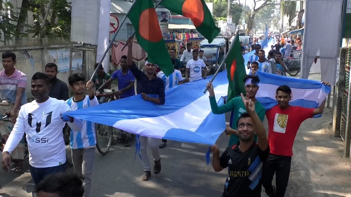 ১ হাজার ফুট পতাকা নিয়ে র্যালি, আর্জেন্টিনা জিতলে ৫টি গরু জবাইয়ের ঘোষণা (ভিডিও)