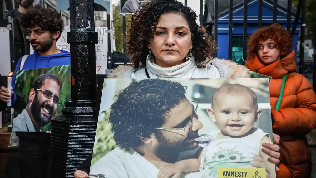 জীবন-মৃত্যুর সন্ধিক্ষণে অনশনরত মানবাধিকারকর্মী আলা আব্দেল ফাত্তাহ