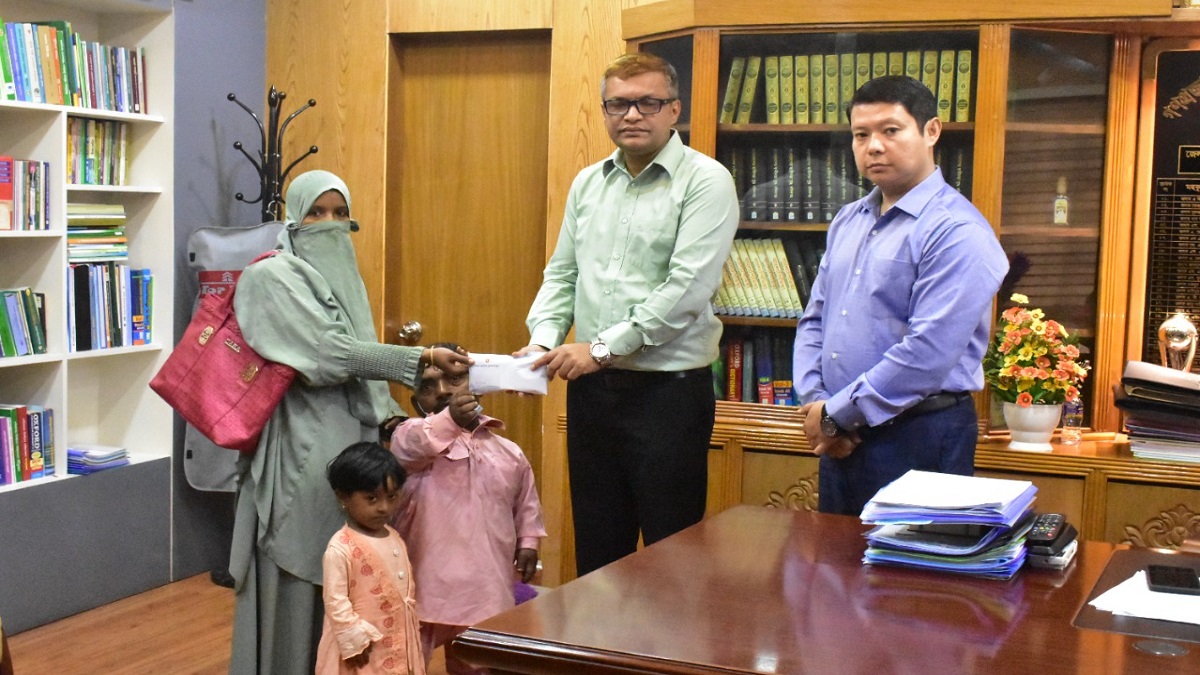 যমুনা টিভিতে সংবাদ প্রকাশ: খর্বাকৃতি সেই পরিবার পেল লক্ষাধিক টাকা ও ঘর বাঁধার টিন