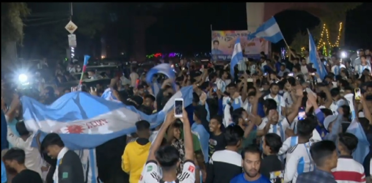 রাতের ঘুমন্ত শহরে আর্জেন্টিনা সমর্থকদের বাঁধ ভাঙা জয়োল্লাস