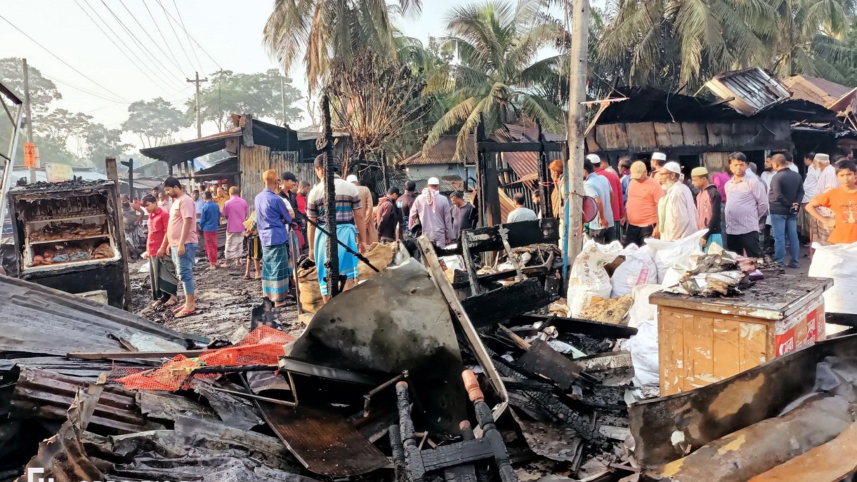 বাগেরহাটে মার্কেটে আগুন, ১৫ দোকান পুড়ে ছাই