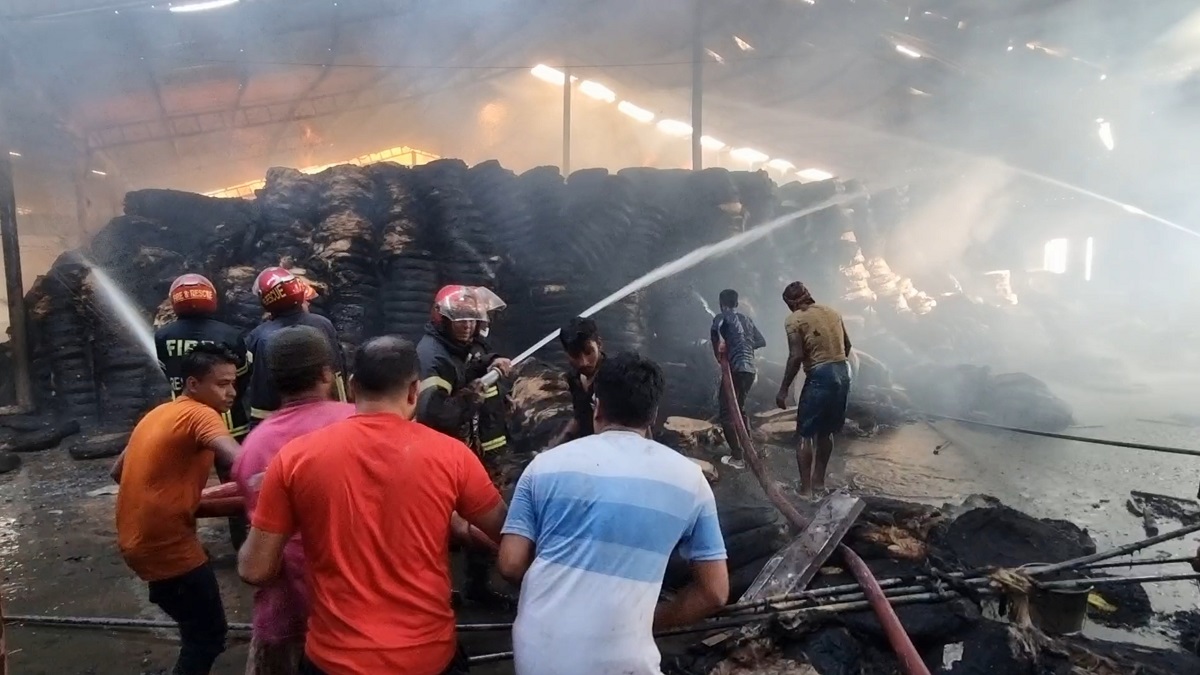 শার্শায় জুট মিলে ভয়াবহ অগ্নিকাণ্ড; আহত ২০, শতকোটি টাকার ক্ষয়ক্ষতি