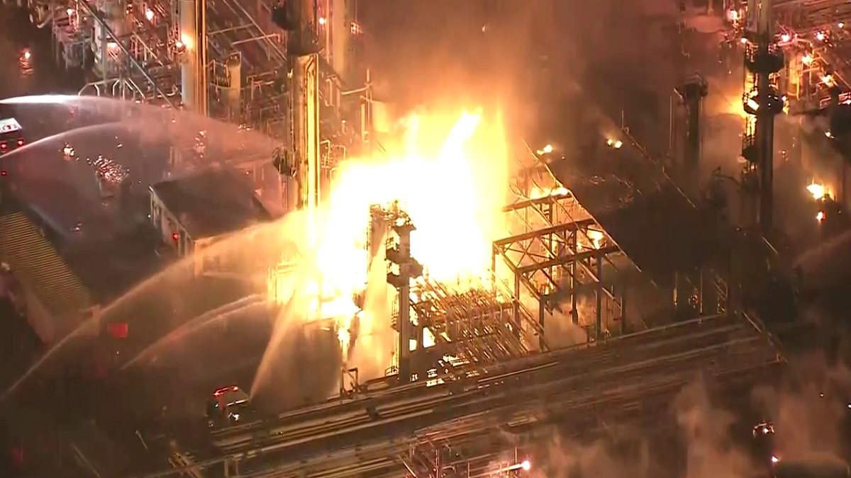 ক্যালিফোর্নিয়ায় তেল শোধনাগারে ভয়াবহ অগ্নিকাণ্ড