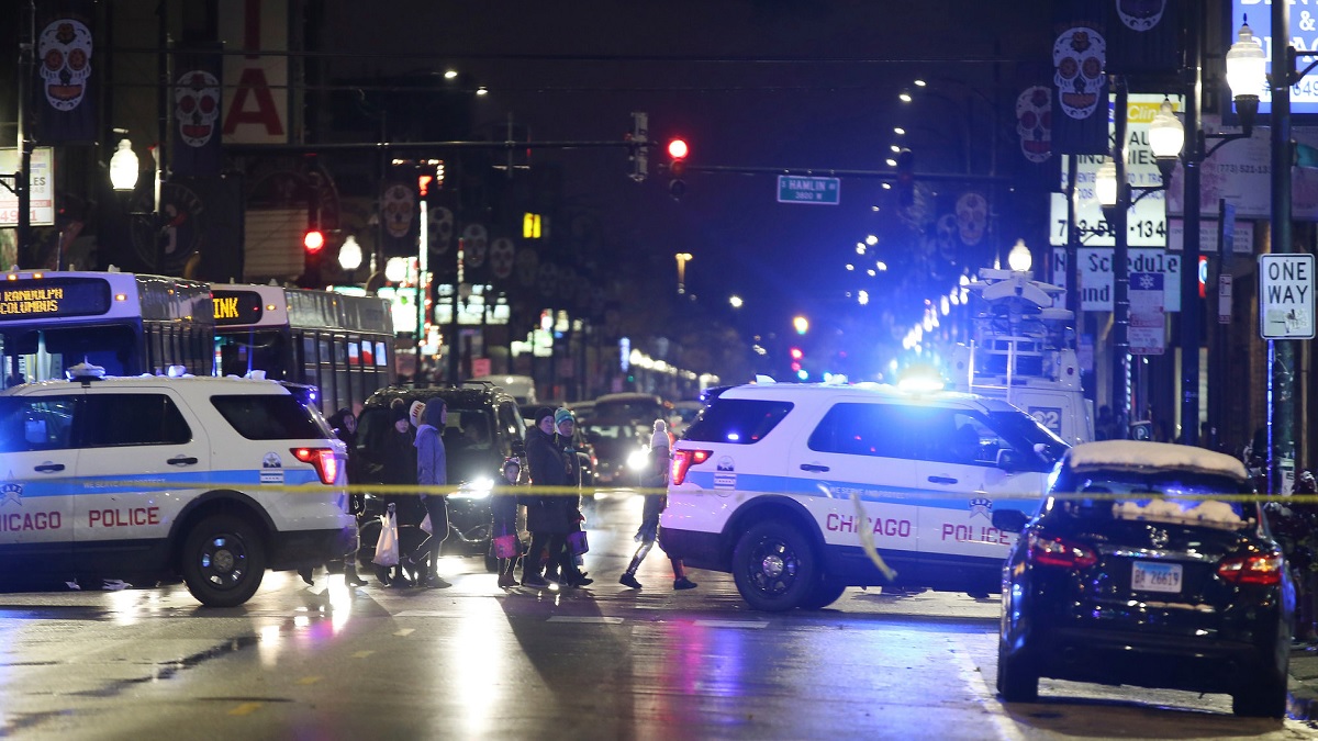 শিকাগোয় হ্যালোইনের আয়োজনে বন্দুকধারীর হামলায় শিশুসহ আহত অন্তত ১৪