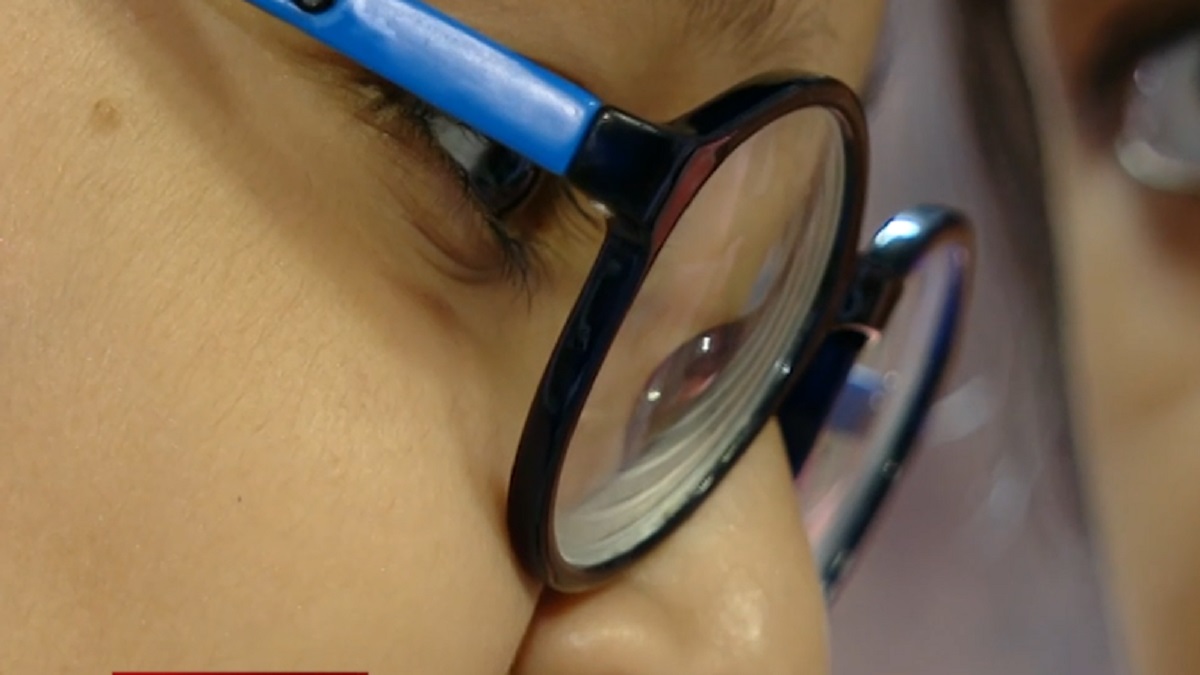 বাড়ছে শিশুদের চোখের ক্ষীণ দৃষ্টির সমস্যা, কারণ অতিরিক্ত ডিভাইস আসক্তি?