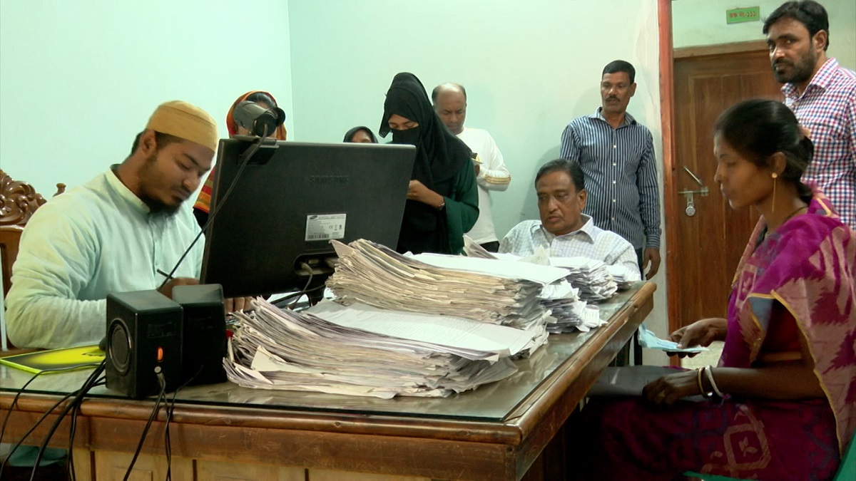 চুয়াডাঙ্গা পৌরসভায় মিললো দুর্নীতির প্রমাণ; জন্ম নিবন্ধনের টাকা গেল কই? (ভিডিও)