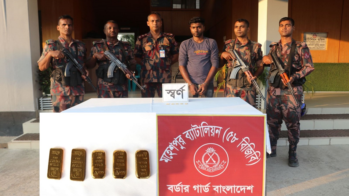 ঝিনাইদহে ৫টি স্বর্ণের বারসহ চোরাকারবারি আটক