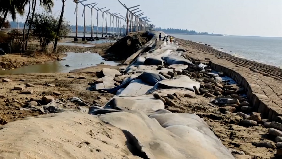 কুতুবদিয়ার ঝুঁকিপূর্ণ বেড়িবাঁধ সংস্কারের টাকা যাচ্ছে জলে