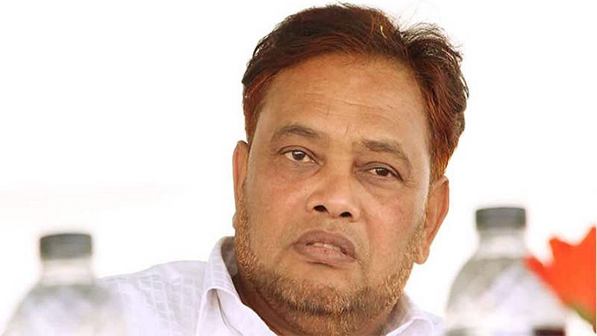 সাবেক এমপি বদির শরীরে মহিষের গুঁতো, অল্পের জন্য প্রাণ রক্ষা (ভিডিও)