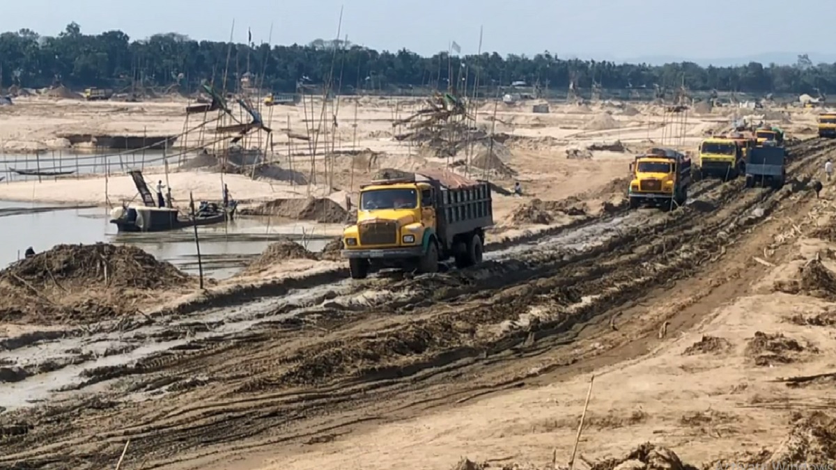 সোমেশ্বরী নদী থেকে অবৈধভাবে বালু উত্তোলন