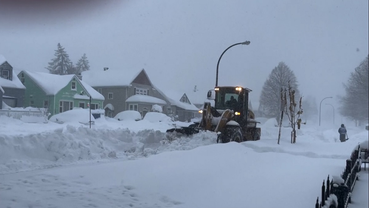 তীব্র তুষারঝড়ে নিউইয়র্কে অচলাবস্থা