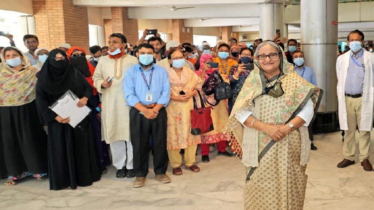 ১০ টাকায় টিকিট কেটে চিকিৎসা নিলেন প্রধানমন্ত্রী