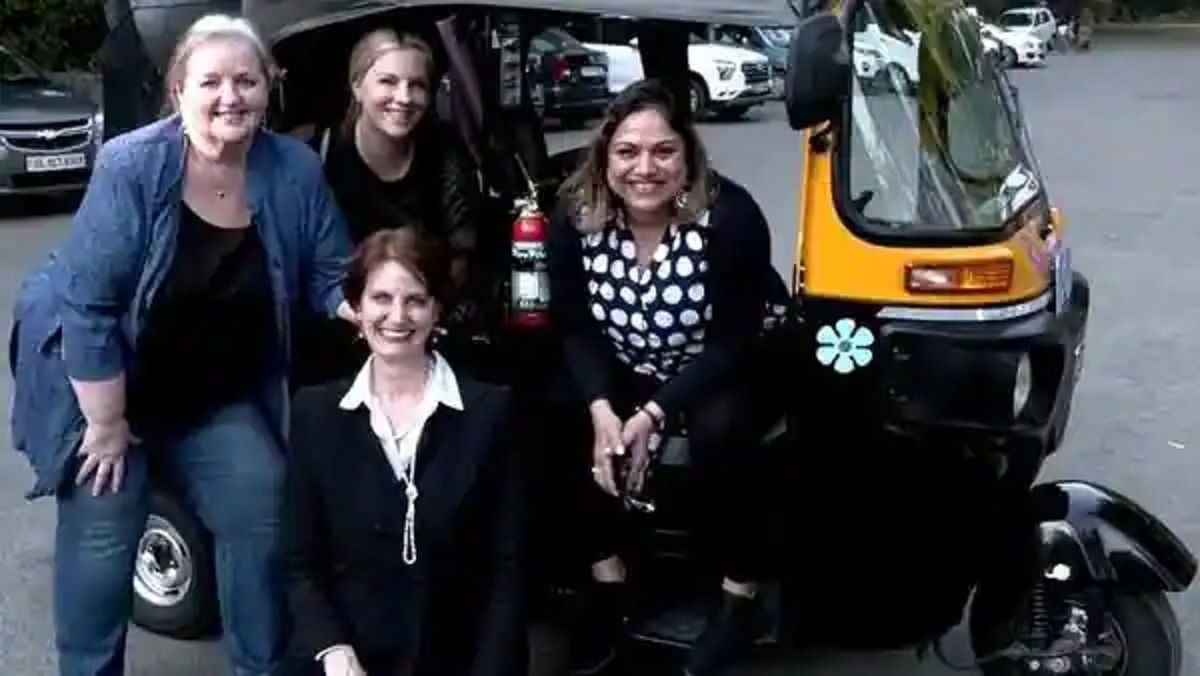 দিল্লির রাস্তায় অটোরিকশা চালিয়ে সাড়া ফেলেছেন চার মার্কিন কূটনীতিক