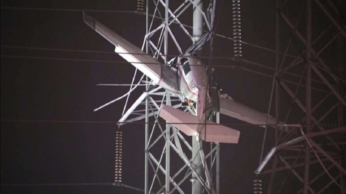 যুক্তরাষ্ট্রে বিমান নিয়ন্ত্রণ হারিয়ে আটকালো বিদ্যুতের খুঁটিতে