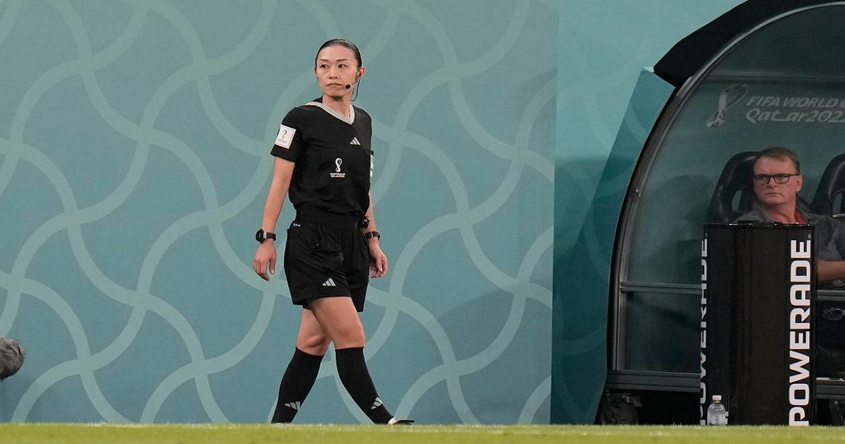 বিশ্বকাপে নারী রেফারি; কাতারে আলো ছড়াচ্ছেন ইয়োশিমি