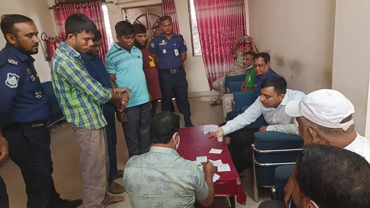 আখাউড়ায় ট্রেনের টিকিট কালোবাজারির দায়ে চার যুবককে জরিমানা