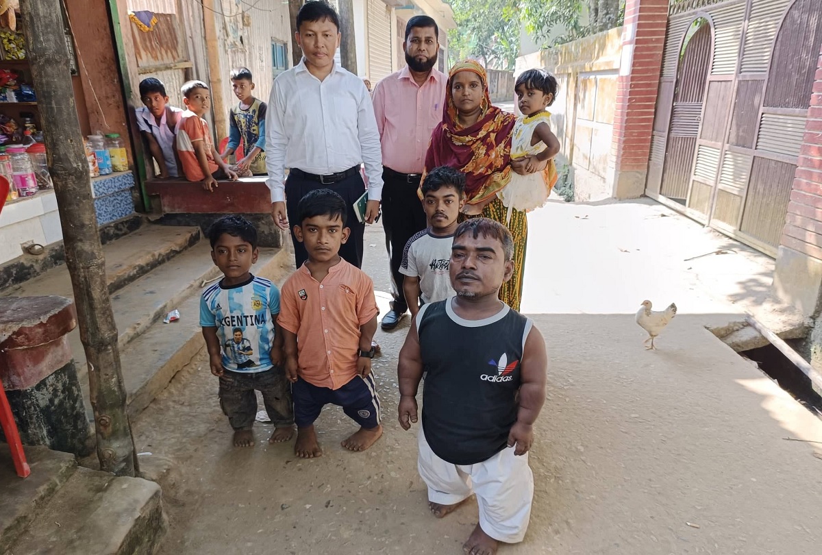 যমুনা টেলিভিশনে সংবাদ প্রচারের পর খর্বাকৃতি পরিবারের পাশে দাঁড়ালেন আখাউড়া ইউএনও