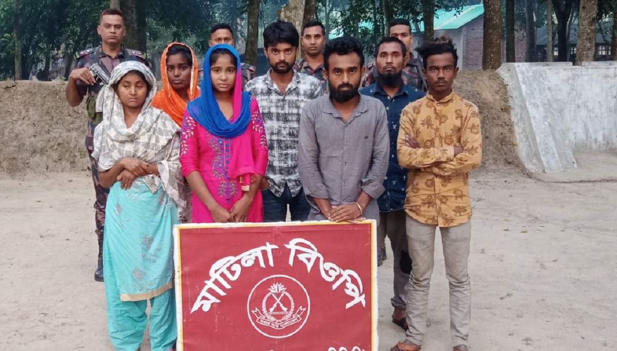 ঝিনাইদহে অবৈধভাবে সীমান্ত অতিক্রমকালে গ্রেফতার ১৩