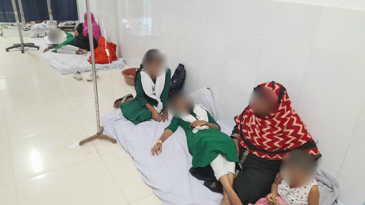 বাগেরহাটে মাস হিস্টিরিয়ায় আক্রান্ত হয়ে ১১ শিক্ষার্থী হাসপাতালে