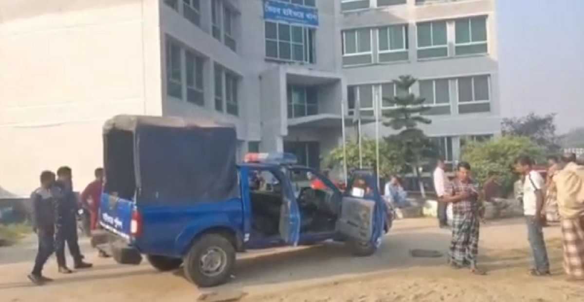 নরসিংদীতে বাস-পিকআপ ত্রিমুখী সংঘর্ষে নিহত ২, আহত ১০