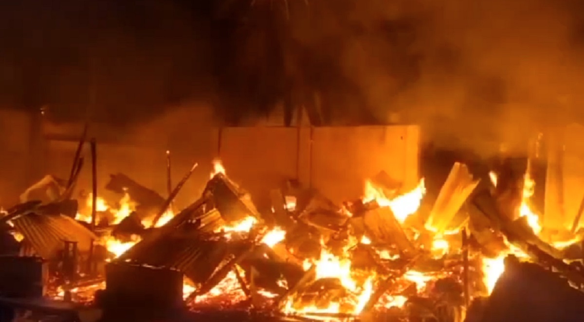 ভোলায় ভস্মীভূত ১৬টি দোকান