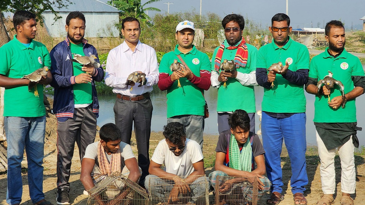 নাটোরে তিন পাখি শিকারির ১৫ হাজার টাকা জরিমানা