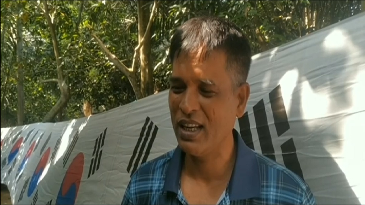 বাগান বিক্রি করে ব্রাহ্মণবাড়িয়ায় ৪ কি. মি. পর্যন্ত দ. কোরিয়ার পতাকা টানালেন যুবক