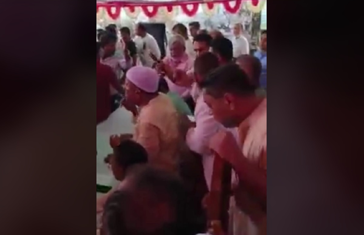 ব্রাহ্মণবাড়িয়া জেলা বিএনপির যৌথ প্রস্তুতি সভায় কেন্দ্রীয় নেতাদের সামনেই জুতা-চেয়ার নিক্ষেপ