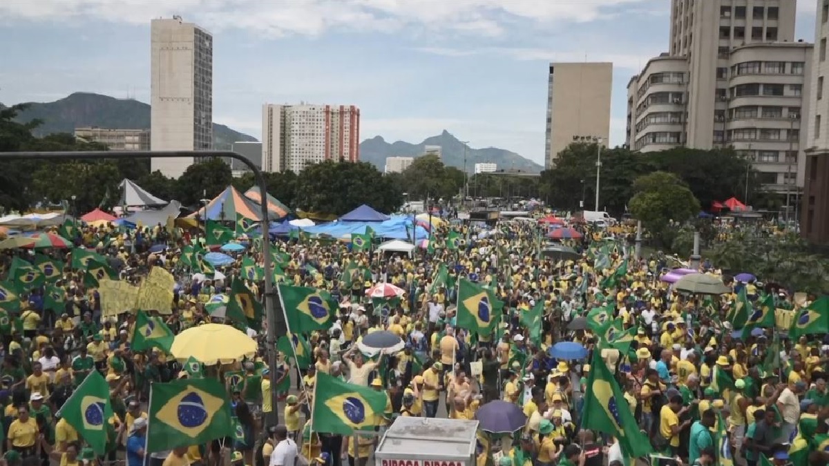 নির্বাচনে জালিয়াতির অভিযোগে ব্রাজিলে ব্যাপক বিক্ষোভ, দেশ অচল করে দেয়ার হুমকি