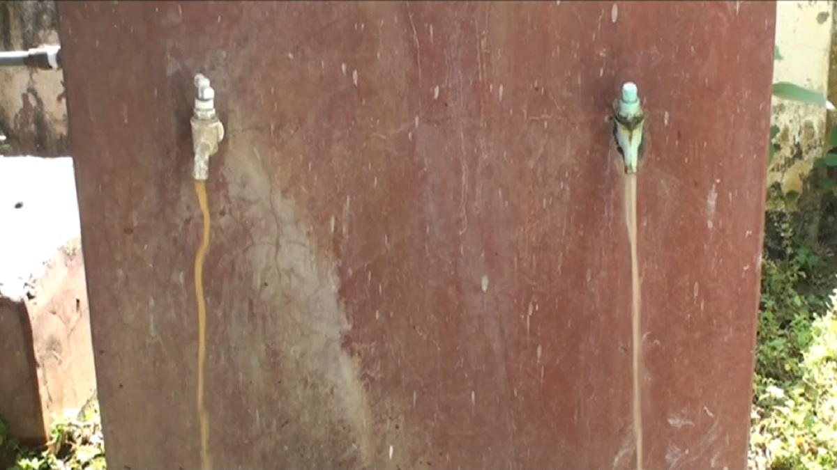 চাঁপাইনবাবগঞ্জের বালিয়াডাঙ্গার পানিতে আয়রন, চরম স্বাস্থ্যঝুঁকিতে মানুষ