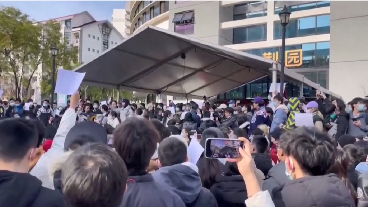 চীনে করোনার বিধিনিষেধের প্রতিবাদে নজিরবিহীন বিক্ষোভ