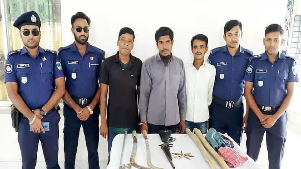 সাতক্ষীরায় অস্ত্রসহ ৩ ডাকাত গ্রেফতার
