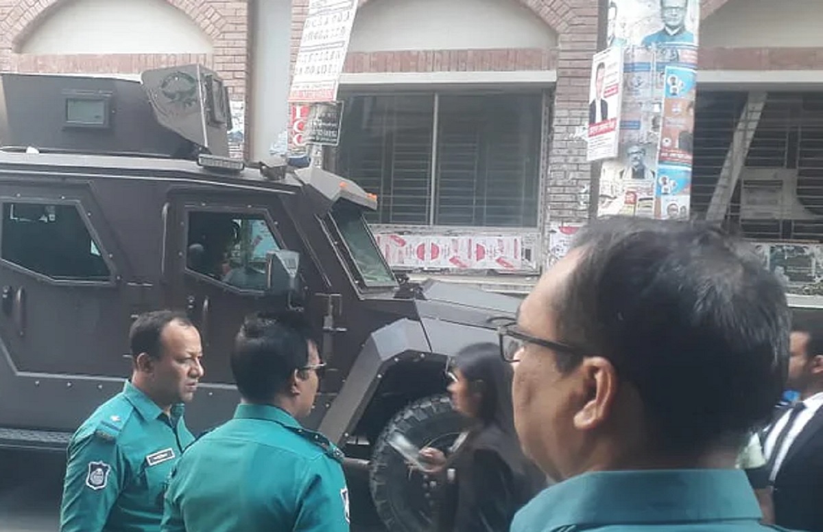 পুলিশের চোখে স্প্রে করে আদালত থেকে মৃত্যুদণ্ডপ্রাপ্ত ২ জঙ্গির পলায়ন