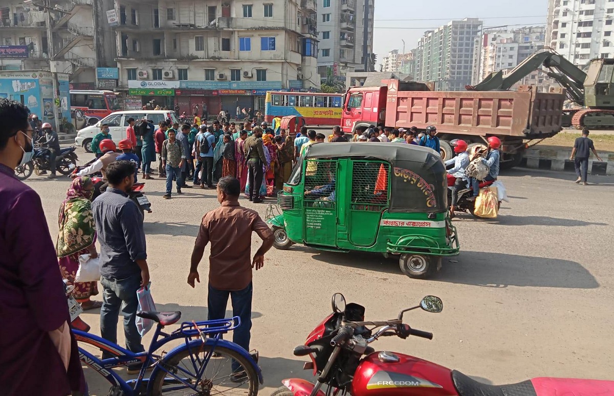মাকে পিষে মারলো বাস, কোল থেকে ছিটকে পড়ে আহত শিশু