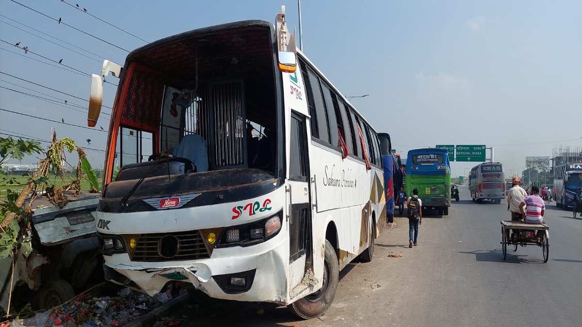 ভাঙ্গায় বাস নিয়ন্ত্রণ হারিয়ে গাছে ধাক্কা, নারী ও শিশুসহ নিহত ৪