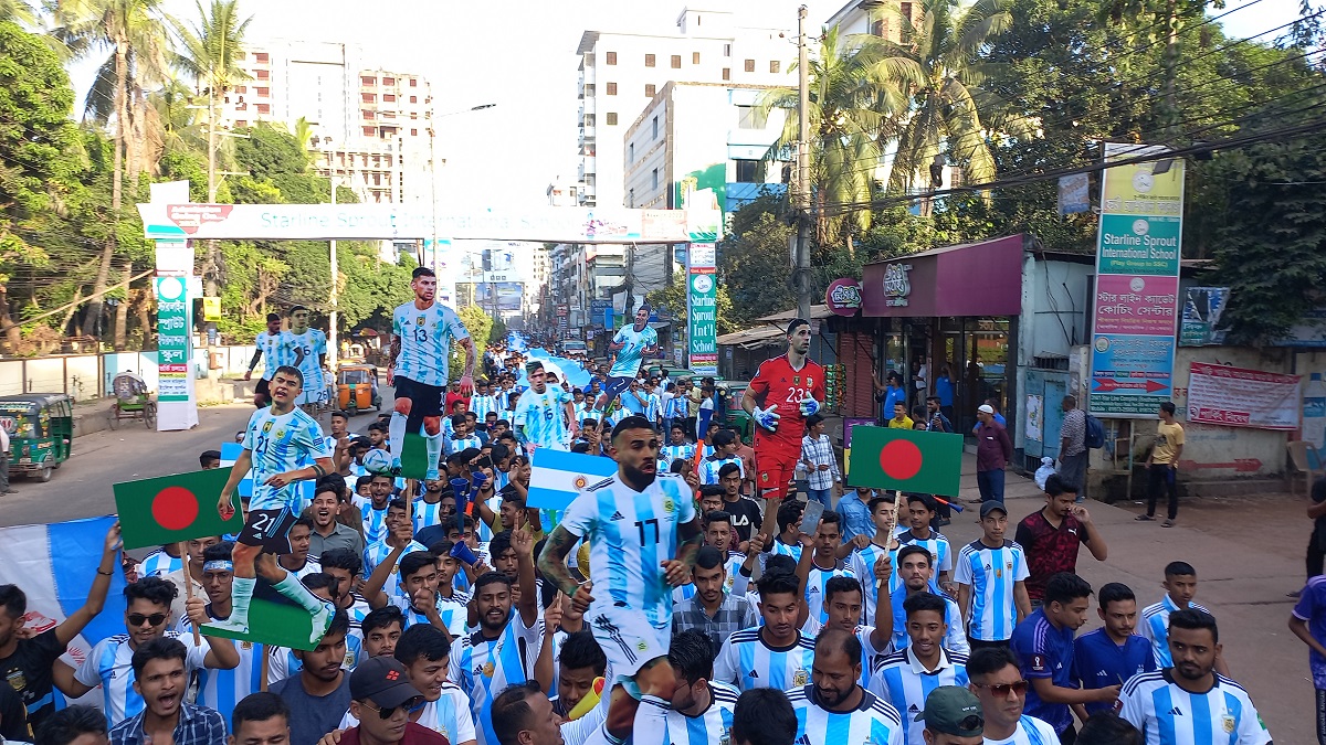 আর্জেন্টিনার ২০২২ ফুট পতাকা নিয়ে ফেনীতে বর্ণাঢ্য র্যালি